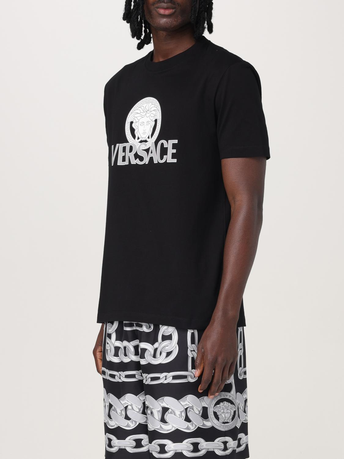 [Versace] T-shirts Short Sleeve SS26 10142261A10088 1B000