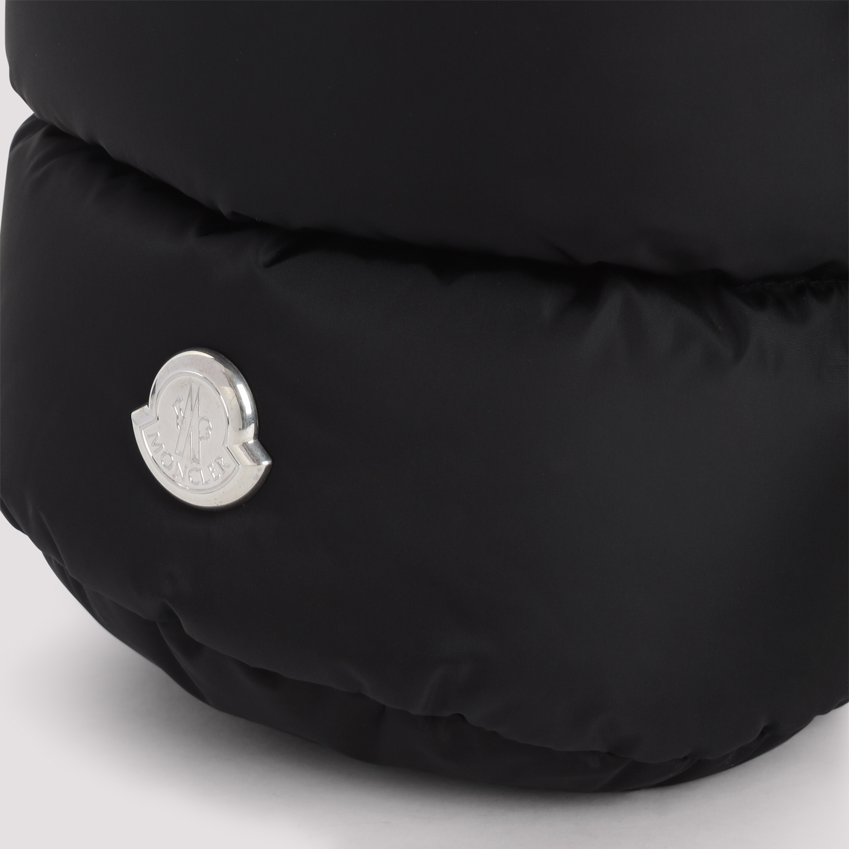[Moncler] Shoulder bag FW26 L209B5I00002.M6275