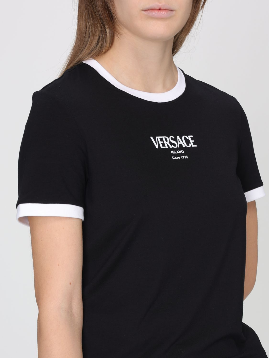 [Versace] T-shirts Short Sleeve SS26 10226561A16685 2B020