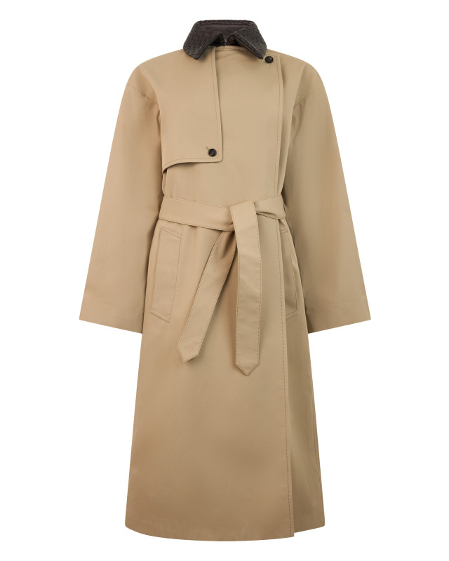 Trench with woven collar