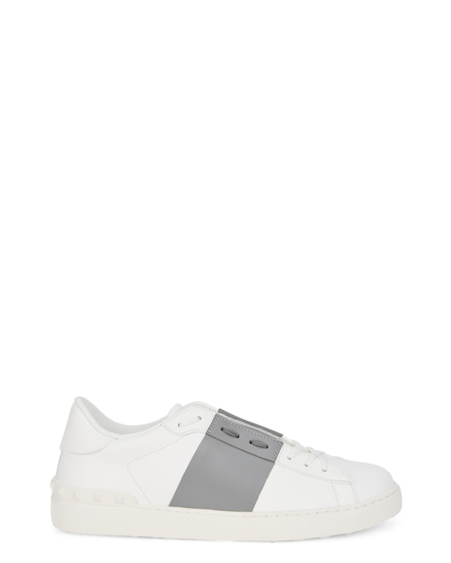 Sneakers with lateral band