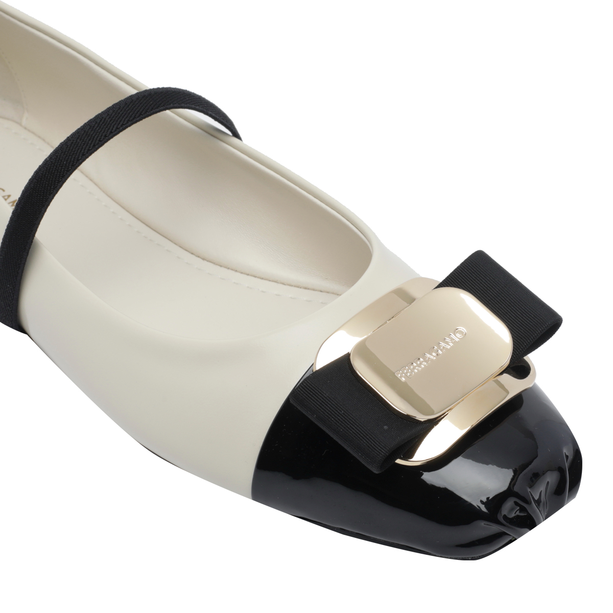 [Salvatore Ferragamo] Flat shoes FW26 77743701J183MASCARPONE/NERO