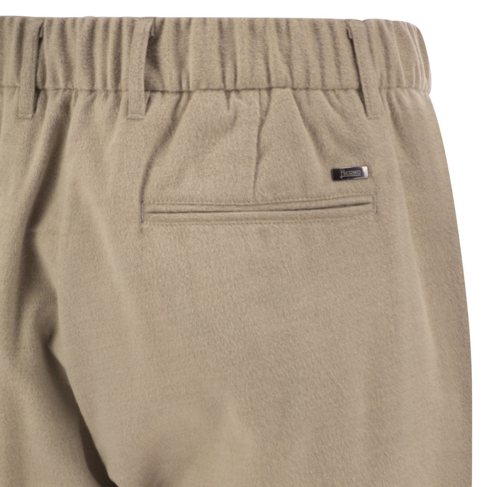 [Herno] Trousers FW26 PT00047UR12934 1985